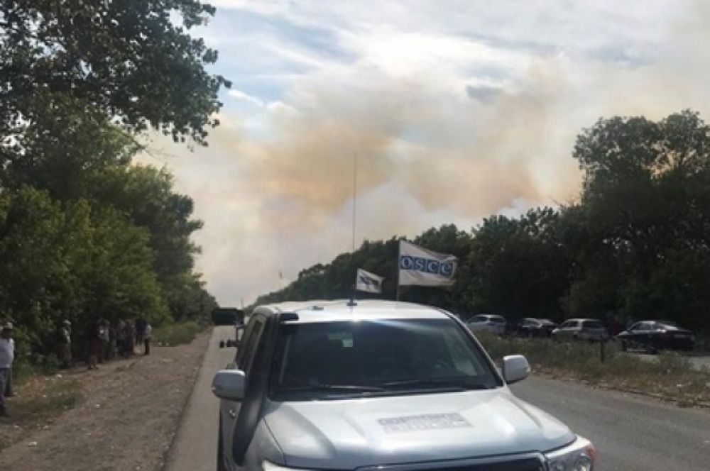 Вблизи контрольного поста Березовое-2 продолжает гореть сухая трава.