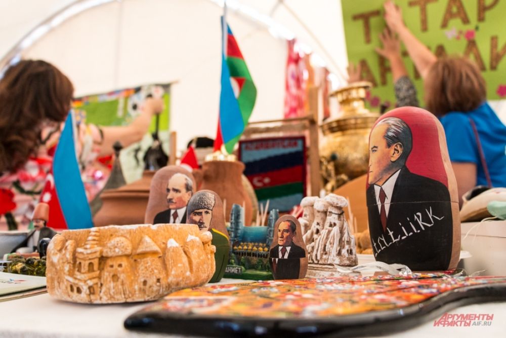 Сувениры на Дне республики.