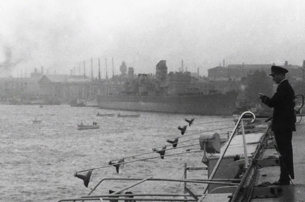 15 октября 1955 года стихия вновь продемонстрировала горожанам свой буйный характер. Той осенью вода в Неве поднялась почти на три метра - до 293 сантиметров выше нуля кронштадского футштока. После этого наводнения было принято решение приступить к работе по созданию дамбы.