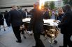 Служащие везут гроб с покойной певицей Аретой Франклин в Музей истории афроамериканцев Чарльза Райта, где в течение двух дней будет организовано публичное прощание, Детройт, США.