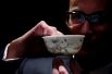 Фарфоровая чаша с маками времен династии Цин на предварительном показе перед осенней распродажей аукциона Sotheby's, Гонконг, Китай. Ожидаемая цена лота — свыше 25,6 млн долларов.