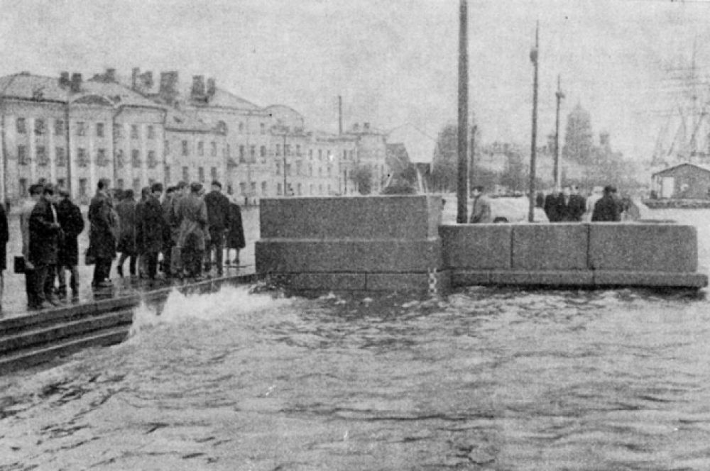 18 октября 1967 года подъем воды в Неве составил 244 см. Это наводнение нанесло значительный ущерб Васильевскому острову. Жителей же Сестрорецка эвакуировали на автомобилях-амфибиях. 