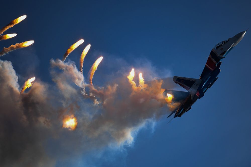 Многоцелевой истребитель Су-30СМ пилотажной группы «Русские витязи» на закрытии IV Международного военно-технического форума «Армия-2018».