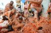 Праздник Ла Томатина, также известный как «битва помидорами» в городе Буньоль, Испания.