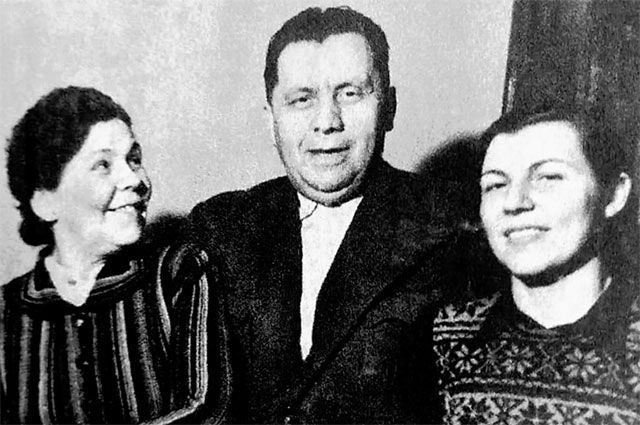 Наума Эйтингон с Ольгой Наумовой и Зоей Зарубиной, 1950 г.