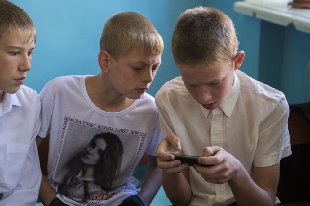 Мальчики перед началом торжественной линейки в школе в селе Кирилино Омской области.