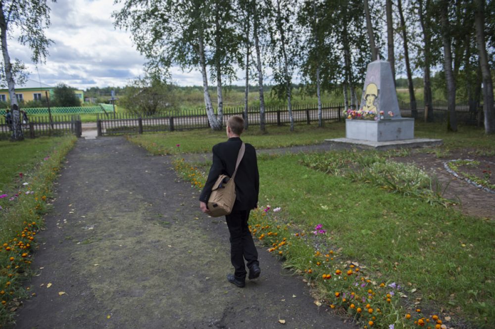 Школьник у воинского мемориала в селе Кирилино Омской области.