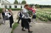 Учительница начальных классов школы деревни Баженово Омской области Нина Лукина с учениками.