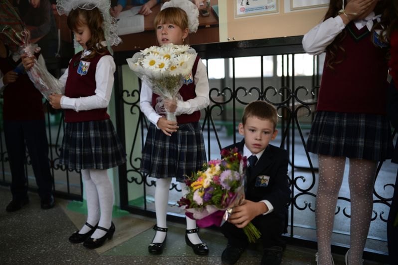 Первоклассники перед началом торжественной линейки, посвященной началу учебного года, в школе № 25 поселка Кудряшовский Новосибирской области.