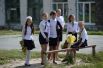 Учащиеся средней школы поселка Калиново Свердловской области перед праздничной линейкой в День знаний.