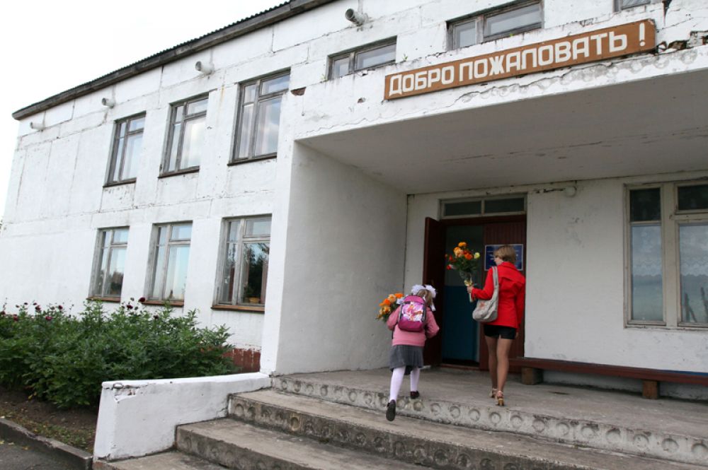 Ученицы идут в школу в деревне Баженово Омской области.