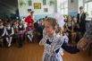 Первоклассница со звонком во время торжественной линейки в школе в селе Кирилино Омской области.