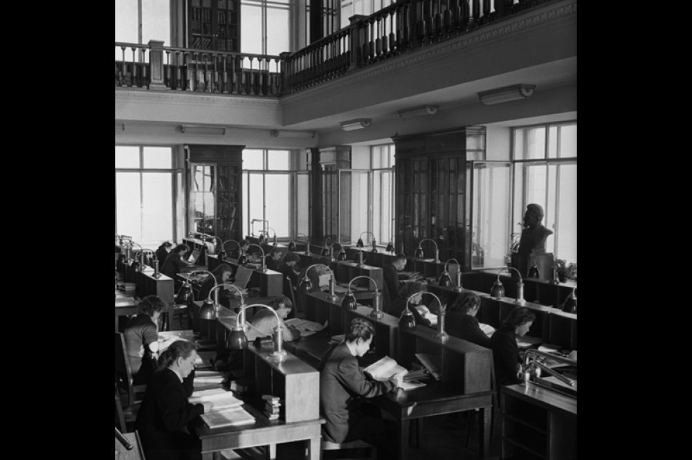 В читальном зале библиотеки географического факультета МГУ. 1955 год.