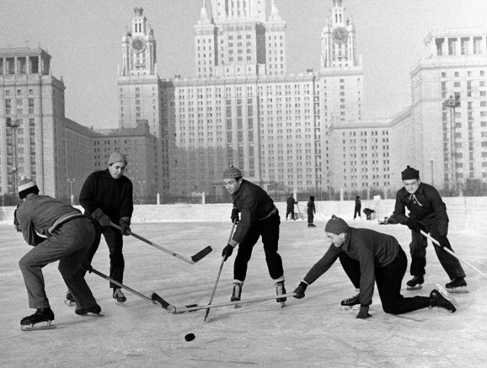 Студенты Московского Государственного университета играют в хоккей на катке спортивного городка МГУ. 1959 год.