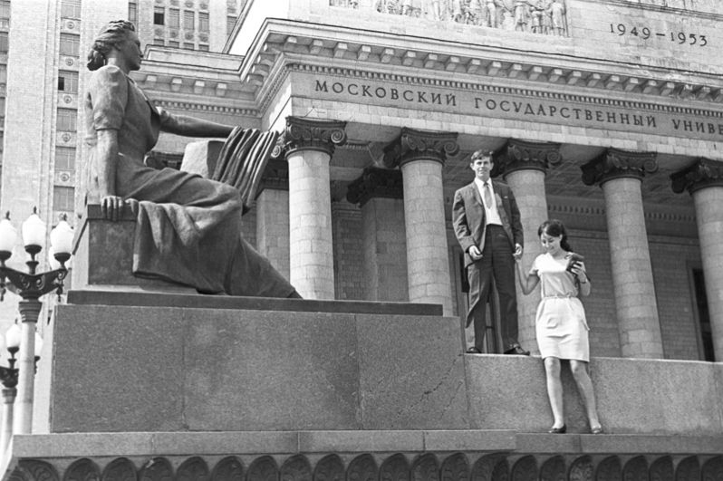 Студенты перед центральным входом в главный учебный корпус. 1969 год.