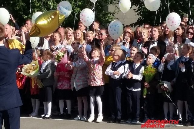 школьник 4 класс. фотосессия в классе 4 класс. школьная фотосессия в классе. выпускной 4 класс. девочка 4 класс.