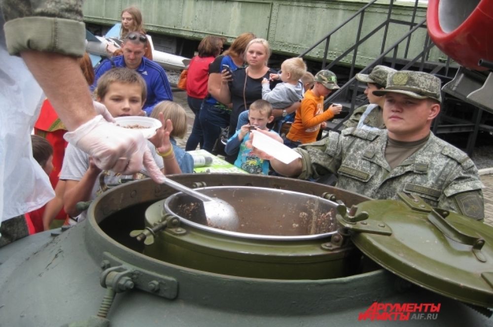 Военные угостили посетителей музея настоящей полевой солдатской кашей с чаем. 