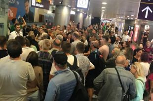 В аэропорту «Борисполь» застряли сотни пассажиров: люди блокируют рейсы