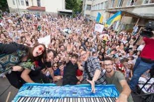 Новый подарок школьникам: Pianoбой выпустили клип на песню «Підручник»
