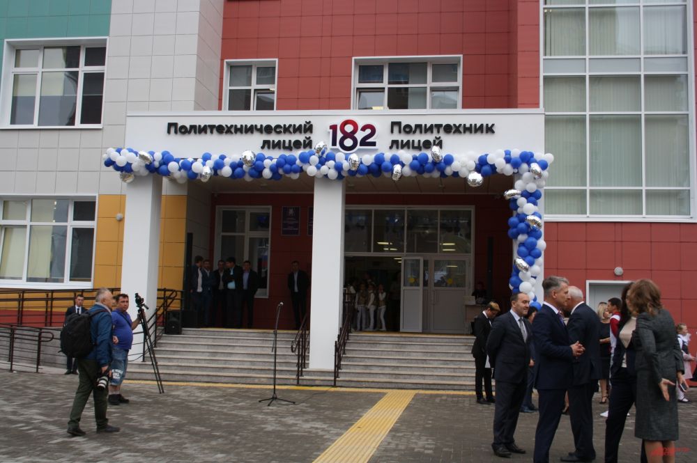 Школа - типовая, такие теперь будут сдавать в Казани. 