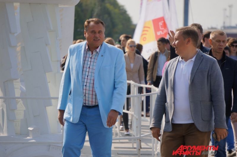 Юрий Уткин и Михаил Борисов спешат наградить самых активных пермяков.