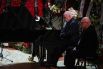 Слева: пианист, композитор Левон Оганезов на церемонии прощания с народным артистом СССР, певцом, депутатом Государственной Думы РФ Иосифом Кобзоном.