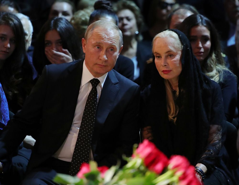Президент РФ Владимир Путин и вдова И. Кобзона Нинель Кобзон на церемонии прощания с народным артистом СССР, депутатом Государственной Думы РФ Иосифом Кобзоном в Концертном зале имени П. И. Чайковского.