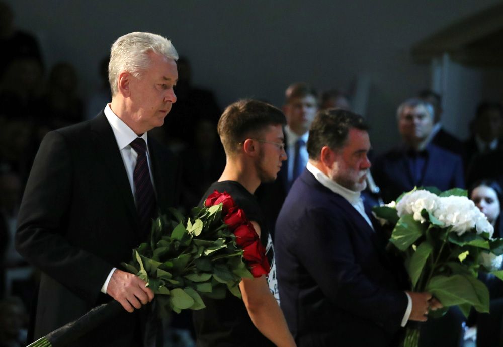 Мэр Москвы Сергей Собянин (слева) и глава группы компаний «Боско ди Чильеджи» (Bosco di Ciliegi) Михаил Куснирович (справа) на церемонии прощания с народным артистом СССР, певцом, депутатом Государственной Думы РФ Иосифом Кобзоном.