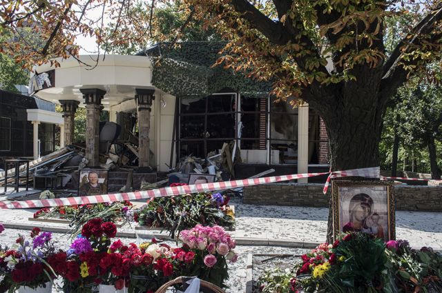 Цветы у здания кафе «Сепар» в Донецке, где произошел взрыв в результате которого погиб глава ДНР Александр Захарченко.