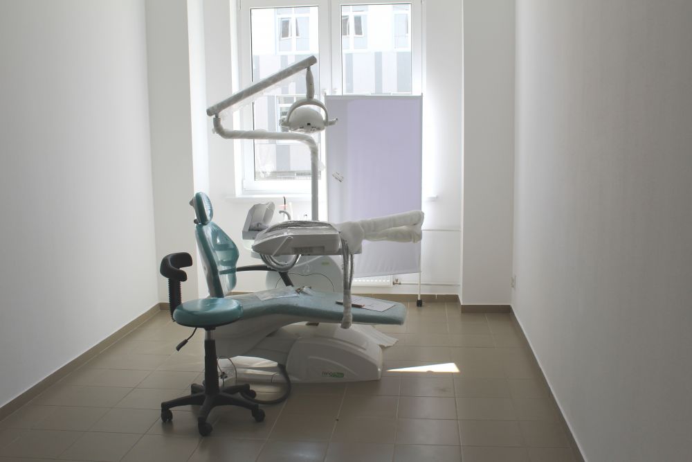 Есть в школе и оборудованный по последнему слову техники кабинет стоматолога.