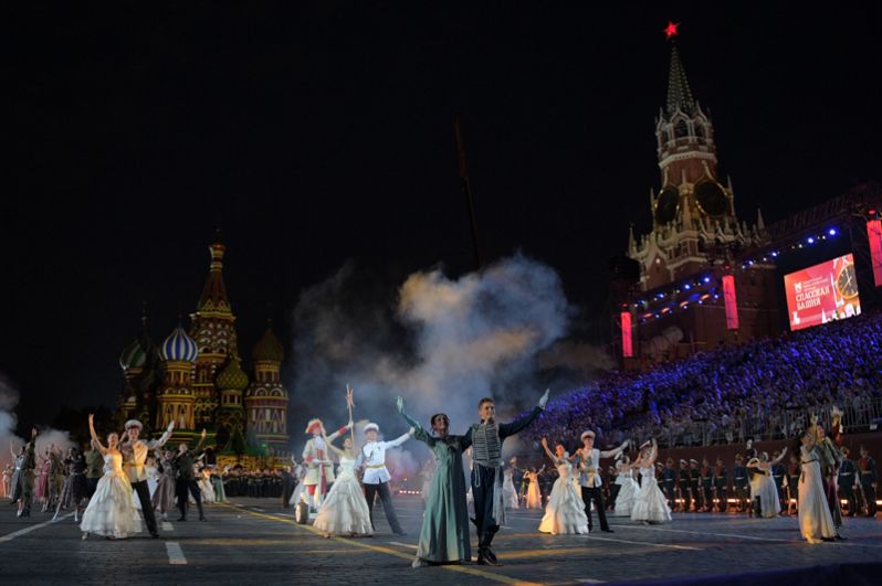 Танцоры на закрытии XI Международного военно-музыкального фестиваля «Спасская башня».