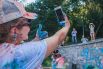 Бегуны устроили яркий флешмоб - они подбрасывали в небо краску, которая осталась после забега, фотографировались и веселились.