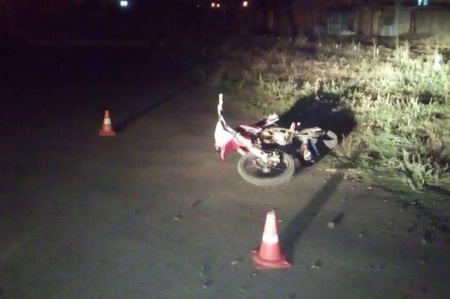 Под Оренбургом в День знаний 16-летний мотоциклист врезался в столб.