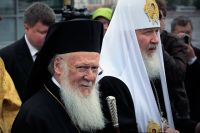Патриарх Константинопольский Варфоломей и Патриарх Московский и всея Руси Кирилл (слева направо).