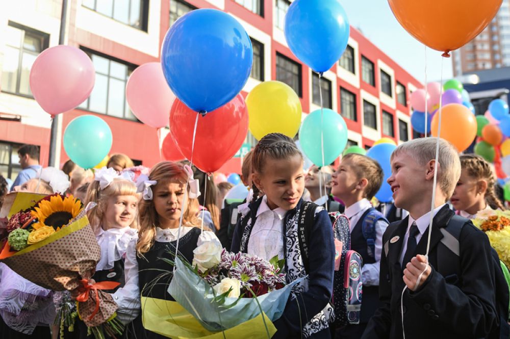 Ученики московской средней школы № 2048 на торжественной линейке.