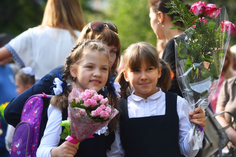 Ученики Аэрокосмического лицея №13 города Химки перед началом торжественной линейки, посвященной Дню знаний.