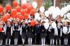 Ученики гимназии № 183 города Казани во время торжественной линейки, посвященной Дню знаний.