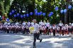 Ученик школы № 6 города Ялты во время торжественной линейки, посвященной Дню знаний.