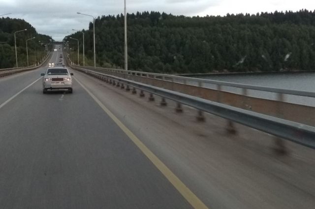 На мосту обнаружили дефекты на асфальте на полосе движения из Березников в Пермь.