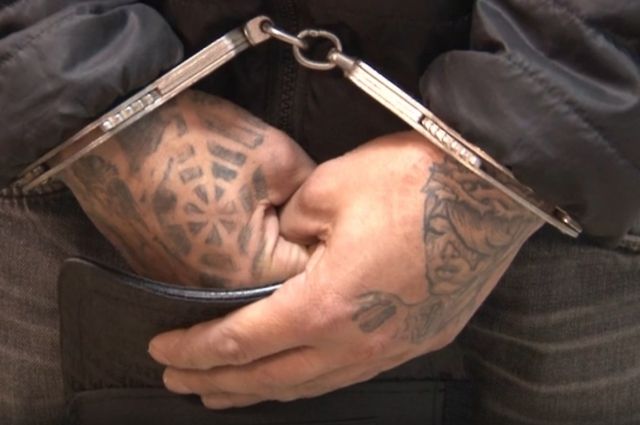 У задержанного мужчины все руки - в татуировках.