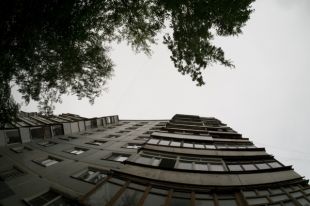 Шумные соседи: Рада отказалась запретить хостелы и офисы в многоэтажках