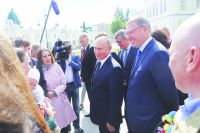 Президент России Владимир Путин во время визита в Омск прошёлся по Любинскому проспекту, пообщался с жителями. 
