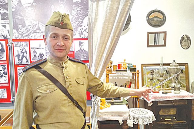Алексей Чубаров проводит экскурсию в военно-историческом музее «Юные защитники Родины».