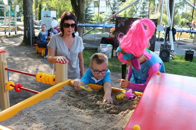 В парке «Юность» открылась детская площадка для детей-инвалидов.