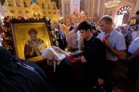Верующие стоят в очереди к мощам святителя Спиридона Тримифунтского в Свято-Екатерининском соборе в Краснодаре.