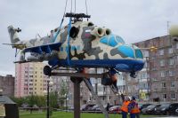 В Новом Уренгое завершается монтаж вертолета МИ-24 
