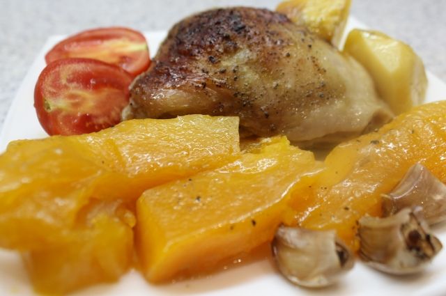 Осеннее блюдо - курица с тыквой и апельсинами.