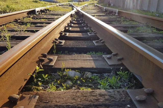 В Оренбургской области под колесами поезда погибла пожилая женщина.