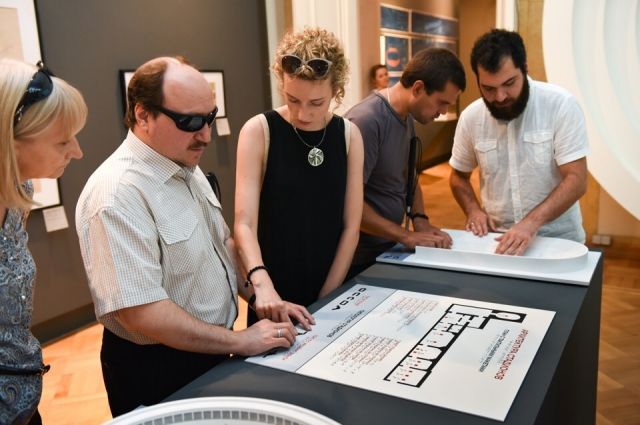 Янина с слабовидящими посетителями в Музее архитектуры, где выставлены тактильные модели