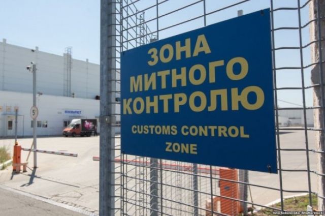 Украинские таможенники нашли в потолку автобуса 400 кг контрабандного сыра